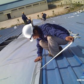 Nhân viên ATP thi công chống dột nhà xưởng