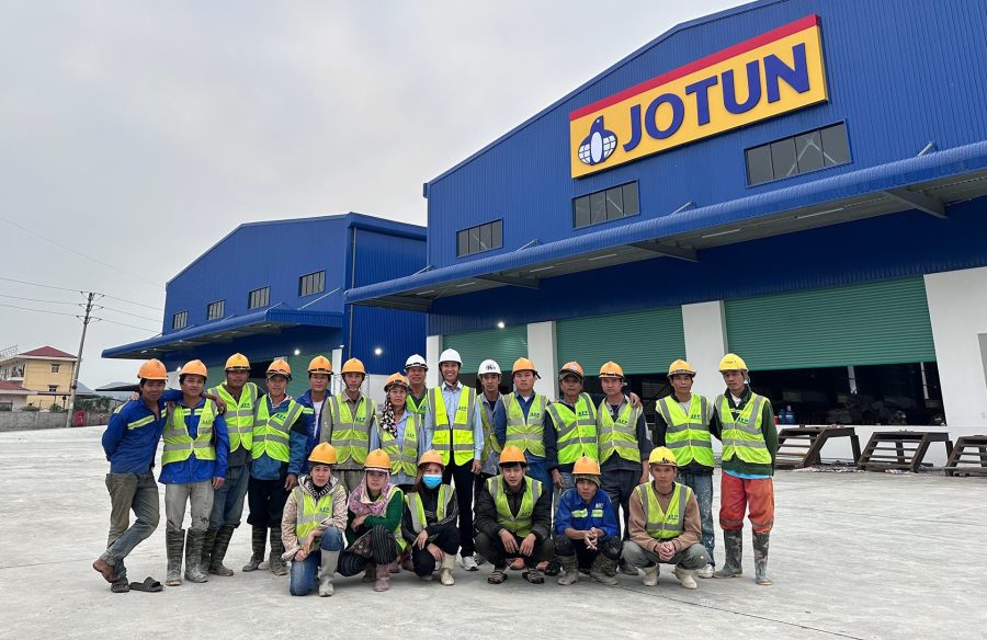 Kỹ sư, công nhân ATPcons vừa hoàn thiện đứng trước nhà máy Jotin tại Nghi Lộc, Nghệ An có nhà xưởng diện tích 17.000m2